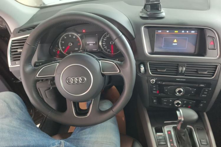 Used Audi Q5 2017 40 TFSI Ambition Edition Center Console