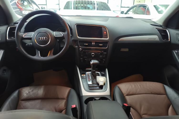 Used Audi Q5 2017 Plus 40 TFSI Ambition Model Center Console