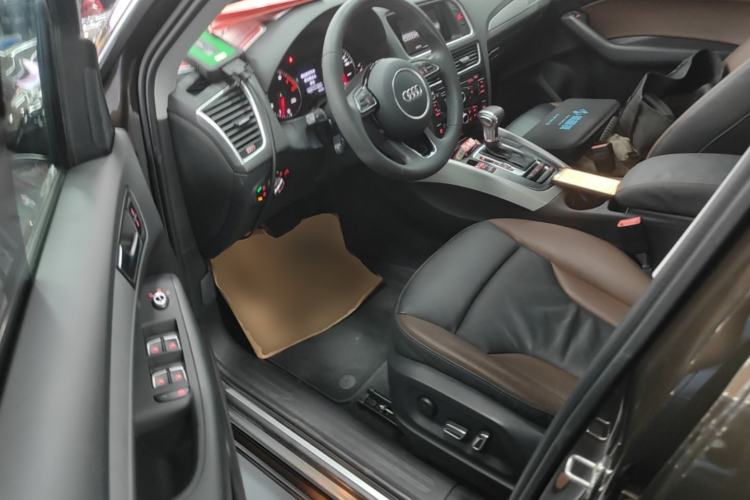 Used Audi Q5 2017 Plus 40 TFSI Ambition Model Driver Seat