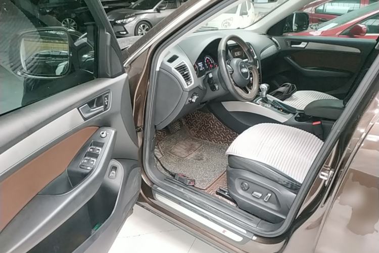 Used Audi Q5 2017 Plus 40 TFSI Ambition Model Driver Seat