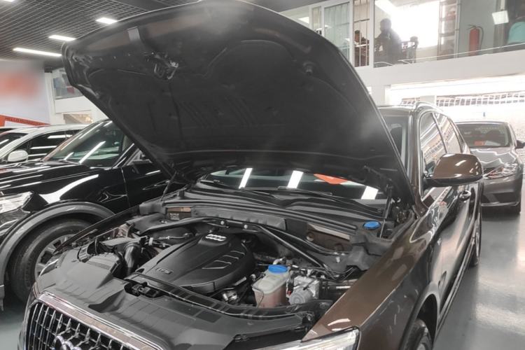 Used Audi Q5 2017 Plus 40 TFSI Ambition Model Engine Bay