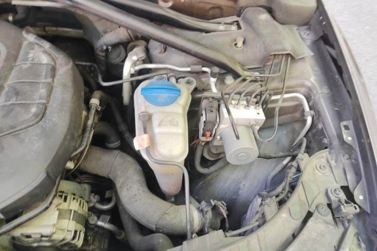 Used Audi Q5 2017 40 TFSI Comfort Model Engine Bay Left