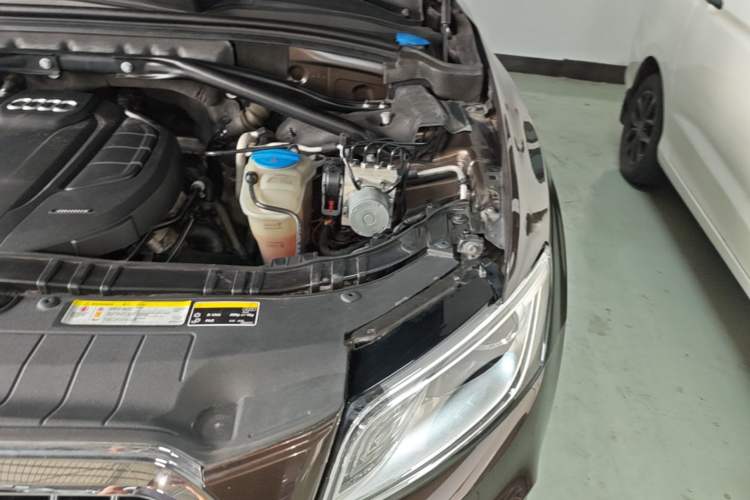 Used Audi Q5 2017 Plus 40 TFSI Ambition Model Engine Bay Left