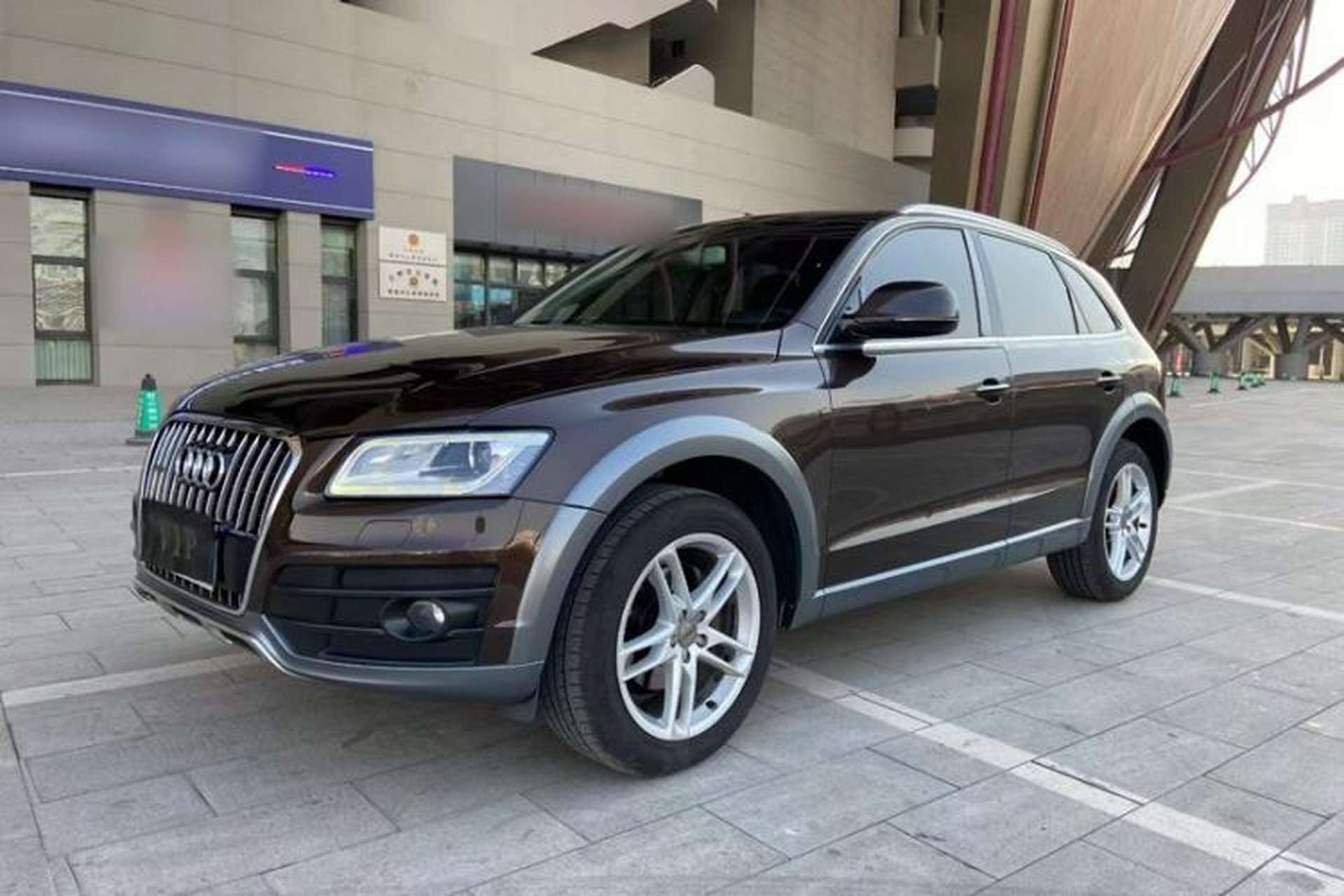 Used Audi Q5 2017 Plus 40 TFSI Technology Model Front Left 45 Deg