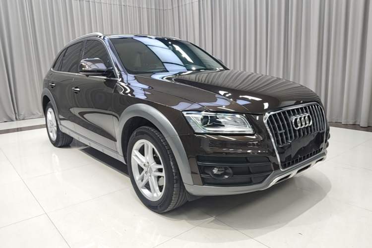 Used Audi Q5 2017 Plus 40 TFSI Technology Model Front Right 45 Deg
