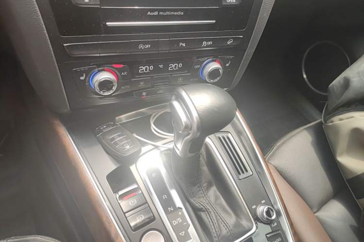 Used Audi Q5 2017 40 TFSI Comfort Model Gear Lever