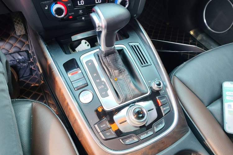 Used Audi Q5 2017 Plus 40 TFSI Comfort Model Gear Lever