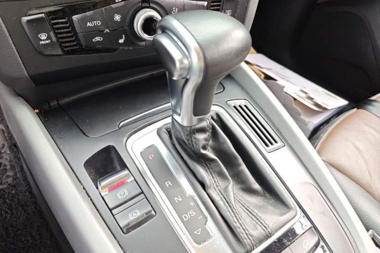 Used Audi Q5 2017 Plus 40 TFSI Ambition Model Gear Lever