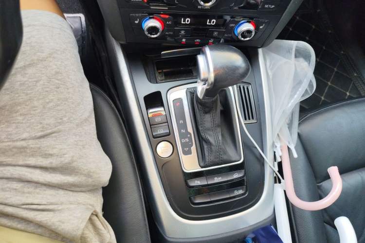 Used Audi Q5 2017 40 TFSI Technology Edition Gear Lever