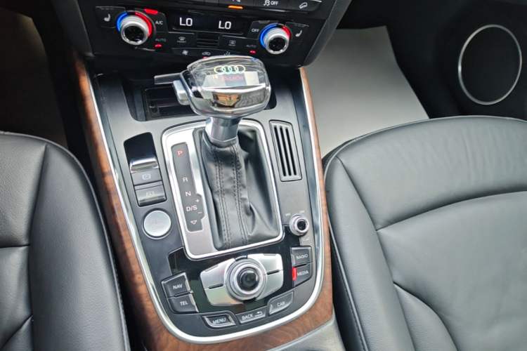 Used Audi Q5 2017 40 TFSI Comfort Model Gear Lever