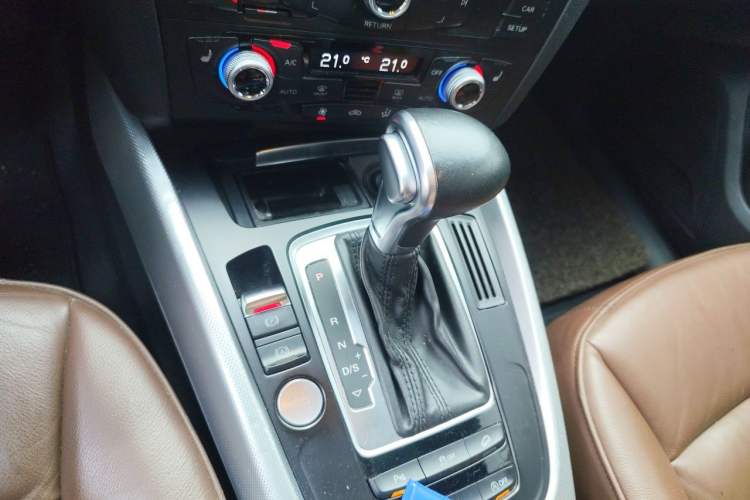 Used Audi Q5 2017 40 TFSI Technology Edition Gear Lever