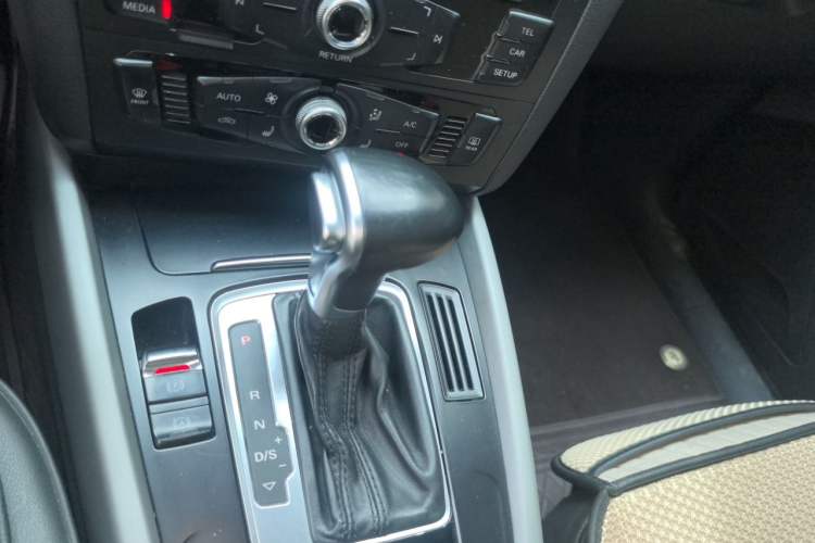Used Audi Q5 2017 Plus 40 TFSI Ambition Model Gear Lever