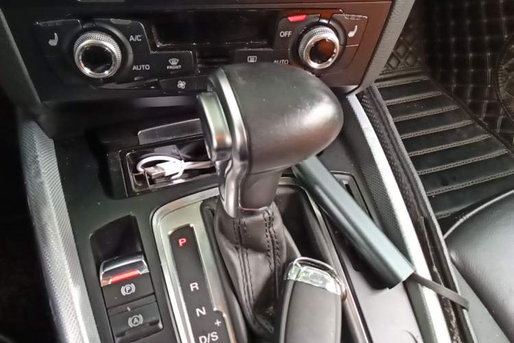 Used Audi Q5 2017 40 TFSI Comfort Model Gear Lever