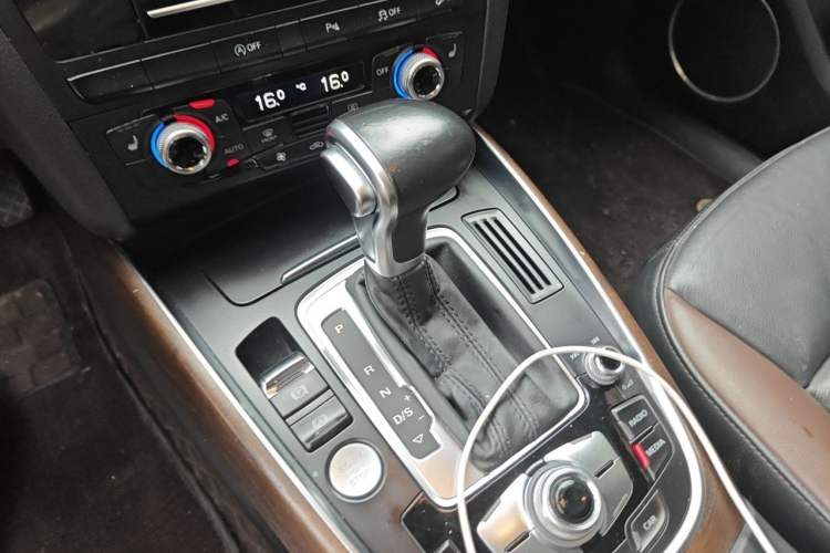 Used Audi Q5 2017 40 TFSI Comfort Model Gear Lever