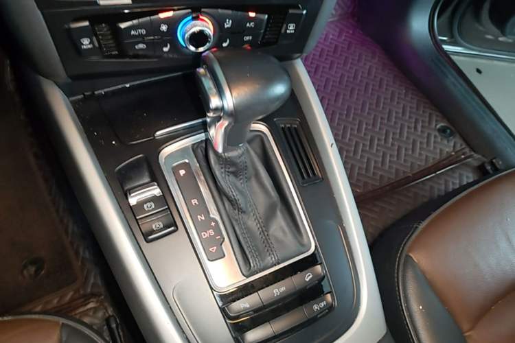 Used Audi Q5 2017 Plus 40 TFSI Ambition Model Gear Lever