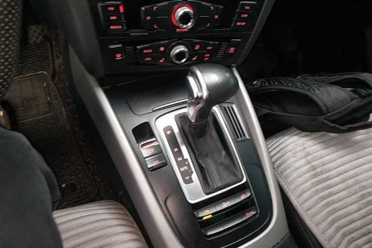 Used Audi Q5 2017 Plus 40 TFSI Ambition Model Gear Lever