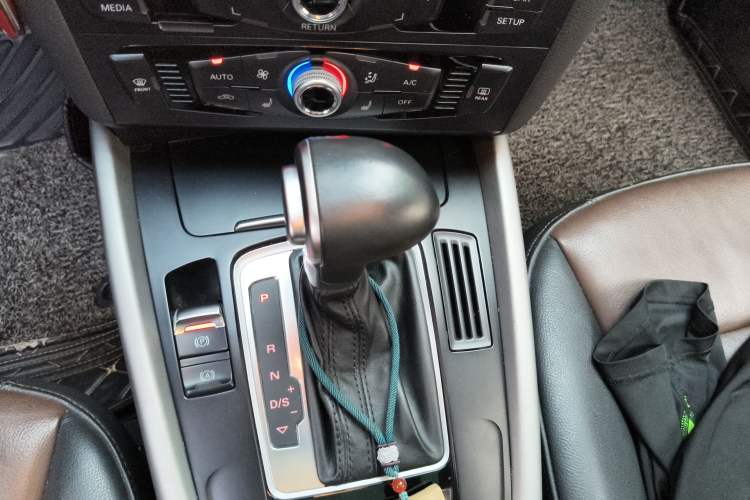Used Audi Q5 2017 Plus 40 TFSI Ambition Model Gear Lever