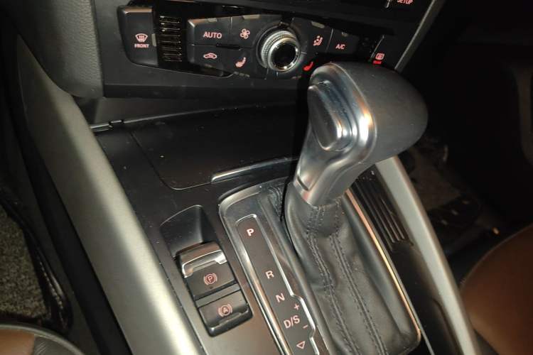 Used Audi Q5 2017 Plus 40 TFSI Ambition Model Gear Lever