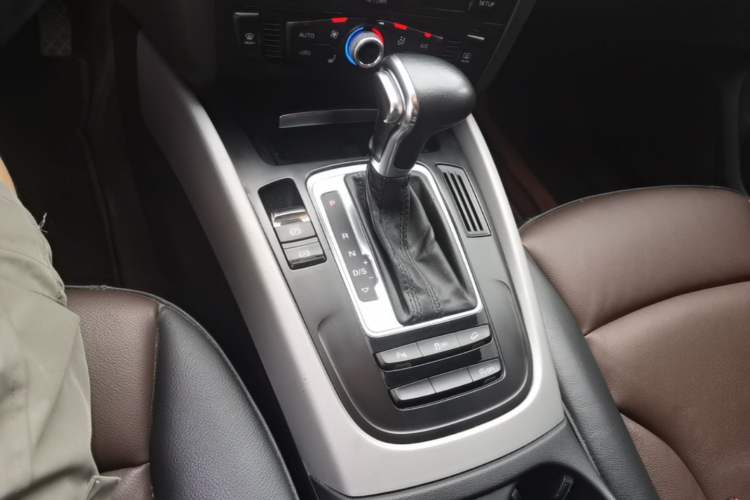 Used Audi Q5 2017 Plus 40 TFSI Ambition Model Gear Lever