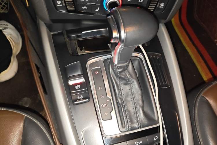 Used Audi Q5 2017 Plus 40 TFSI Ambition Model Gear Lever