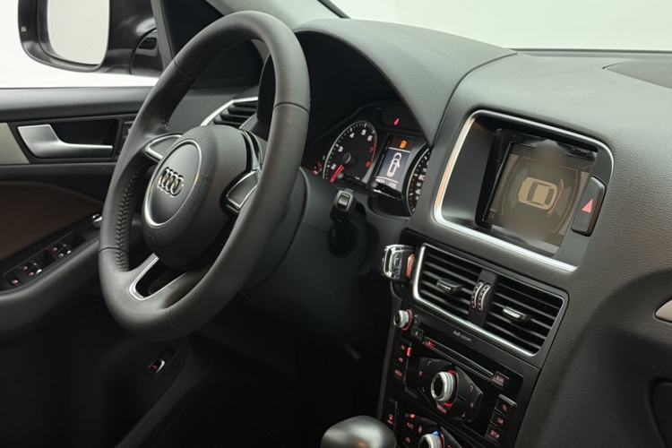 Used Audi Q5 2017 Plus 40 TFSI Ambition Model Interior 2