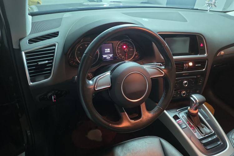 Used Audi Q5 2017 40 TFSI Ambition Edition Interior 4