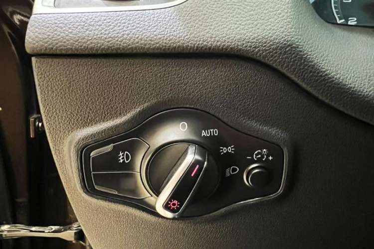 Used Audi Q5 2017 40 TFSI Technology Edition Interior 9