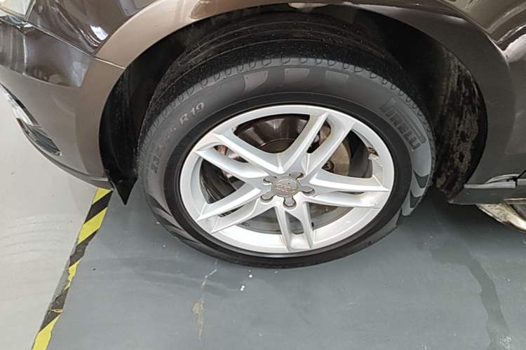 Used Audi Q5 2017 40 TFSI Comfort Model Left Front Wheel Hub
