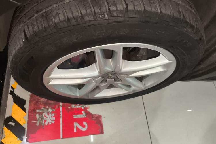 Used Audi Q5 2017 Plus 40 TFSI Technology Model Left Front Wheel Hub