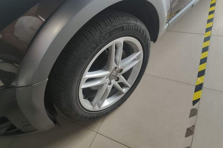 Used Audi Q5 2017 Plus 40 TFSI Technology Model Left Front Wheel Hub