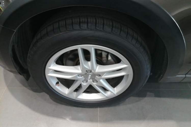 Used Audi Q5 2017 40 TFSI Comfort Model Left Front Wheel Hub