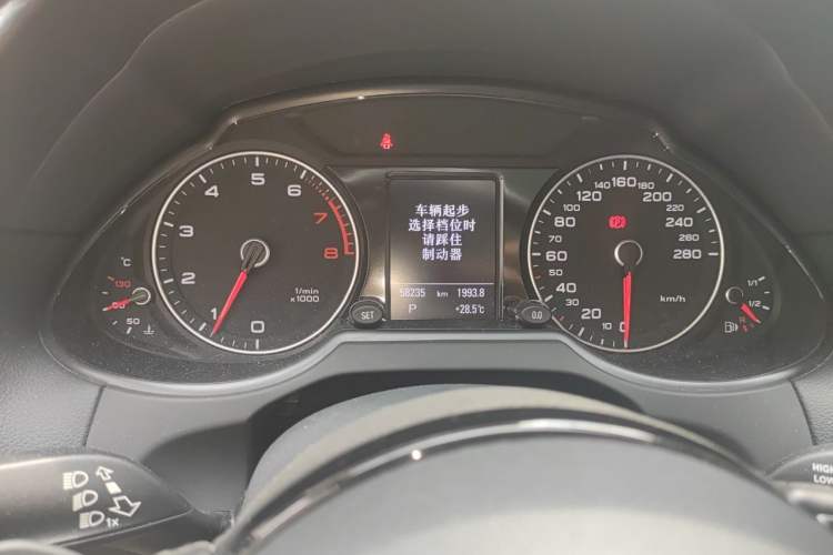 Used Audi Q5 2017 40 TFSI Comfort Model Odometer Close Up