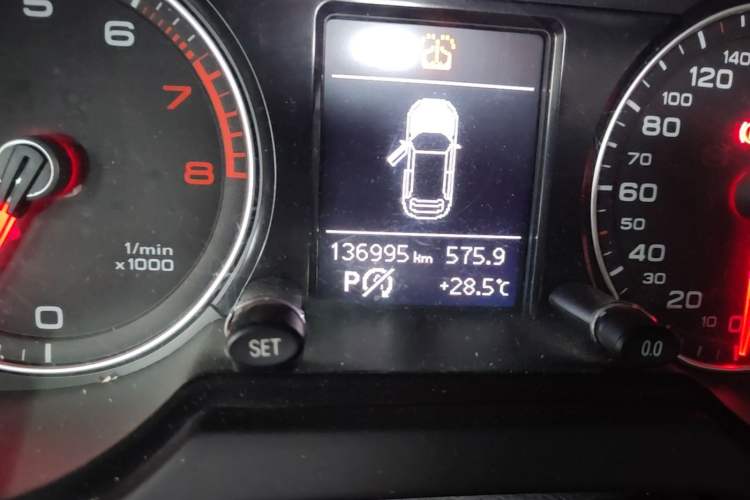 Used Audi Q5 2017 40 TFSI Ambition Edition Odometer Close Up