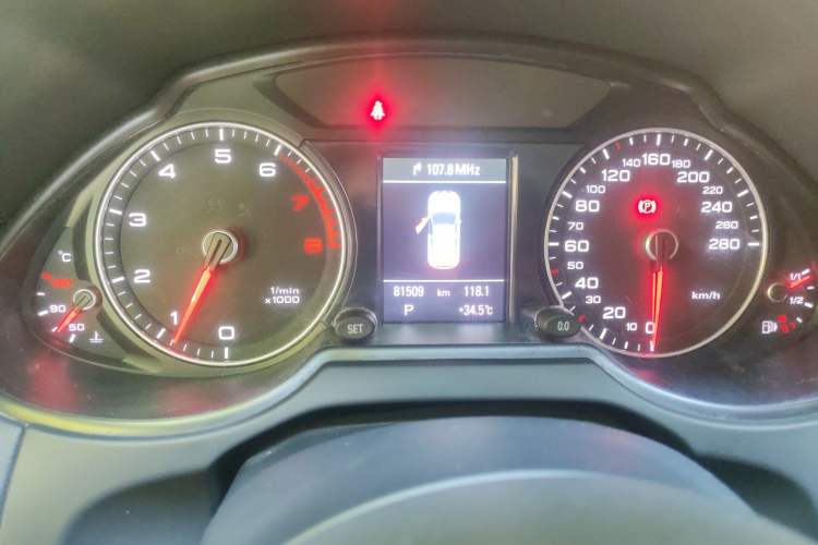 Used Audi Q5 2017 40 TFSI Comfort Model Odometer Close Up