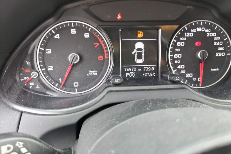 Used Audi Q5 2017 Plus 40 TFSI Ambition Model Odometer Close Up