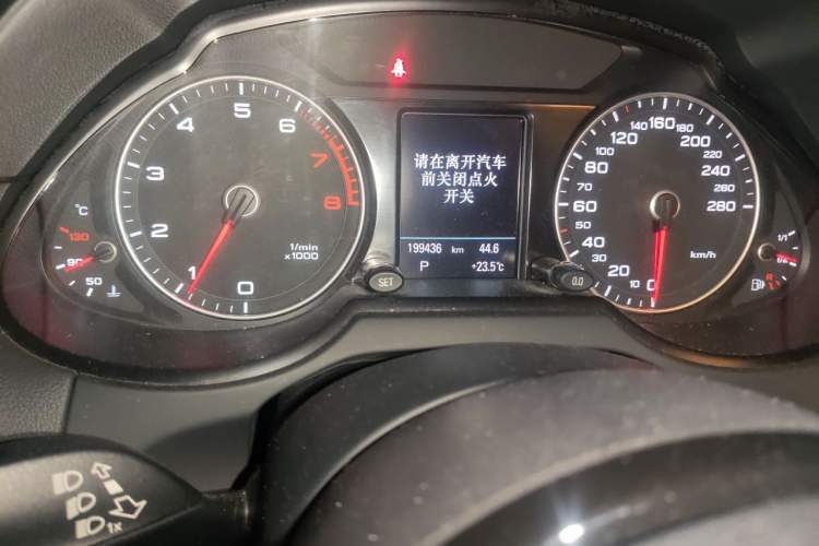 Used Audi Q5 2017 40 TFSI Comfort Model Odometer Close Up