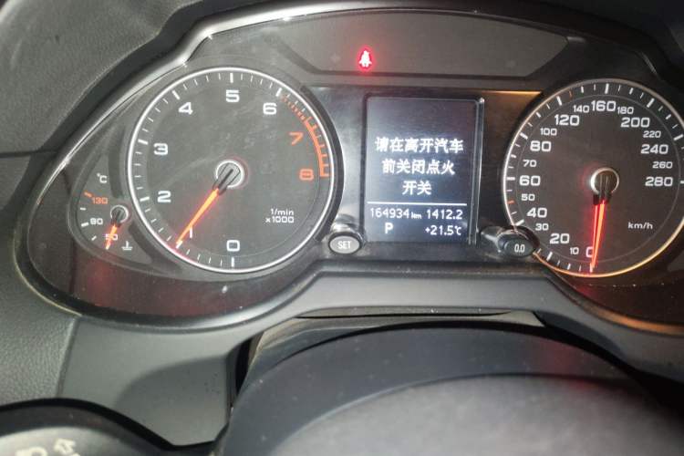 Used Audi Q5 2017 Plus 40 TFSI Ambition Model Odometer Close Up
