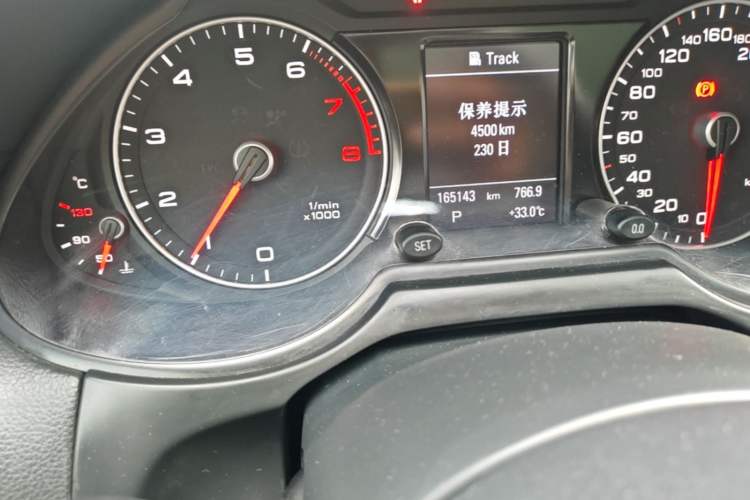 Used Audi Q5 2017 40 TFSI Comfort Model Odometer Close Up