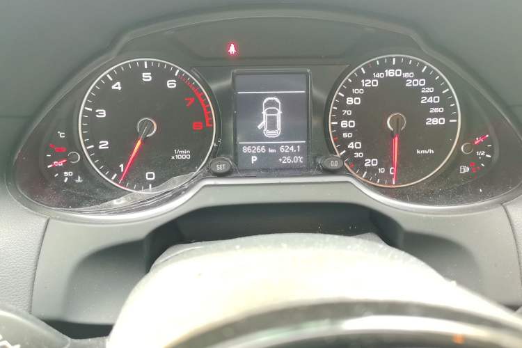 Used Audi Q5 2017 40 TFSI Ambition Edition Odometer Close Up