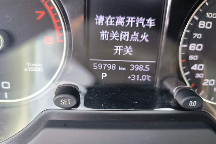 Used Audi Q5 2017 Plus 40 TFSI Ambition Model Odometer Close Up