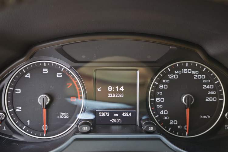 Used Audi Q5 2017 40 TFSI Comfort Model Odometer Close Up