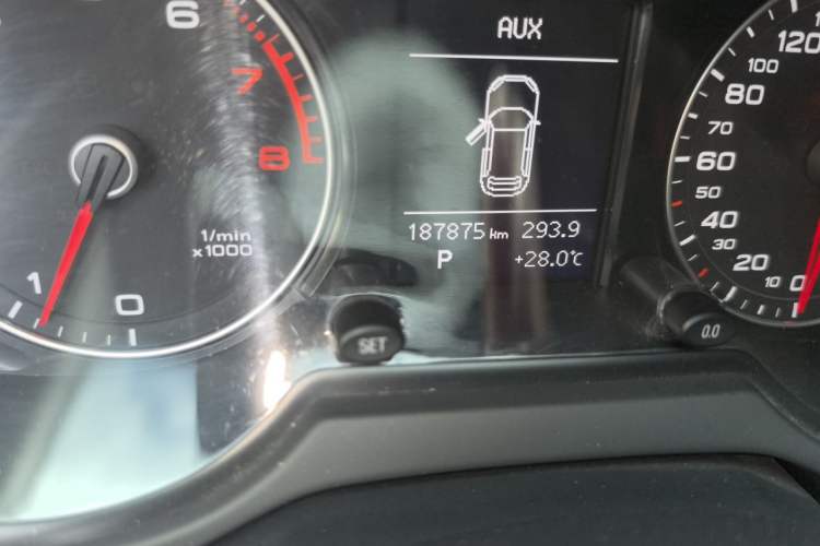 Used Audi Q5 2017 Plus 40 TFSI Ambition Model Odometer Close Up