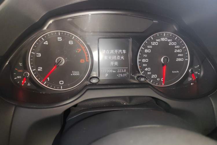Used Audi Q5 2017 40 TFSI Ambition Edition Odometer Close Up
