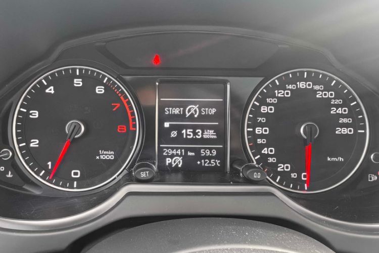 Used Audi Q5 2017 40 TFSI Ambition Edition Odometer Close Up