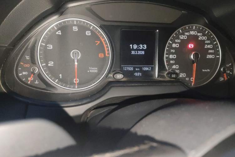 Used Audi Q5 2017 40 TFSI Technology Edition Odometer Close Up