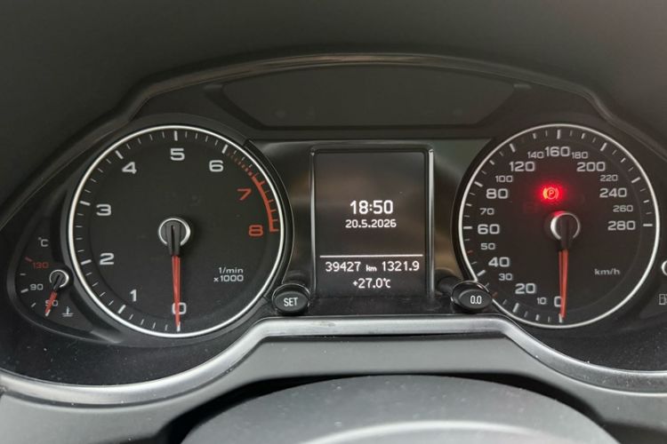 Used Audi Q5 2017 Plus 40 TFSI Ambition Model Odometer Close Up