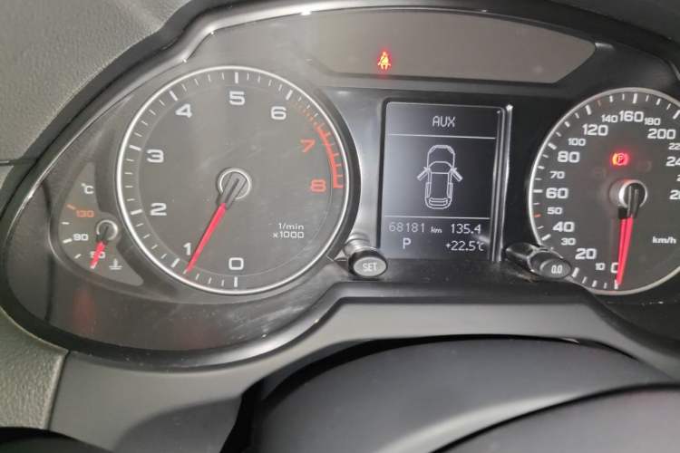 Used Audi Q5 2017 40 TFSI Ambition Edition Odometer Close Up