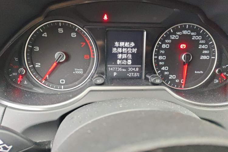 Used Audi Q5 2017 40 TFSI Ambition Edition Odometer Close Up