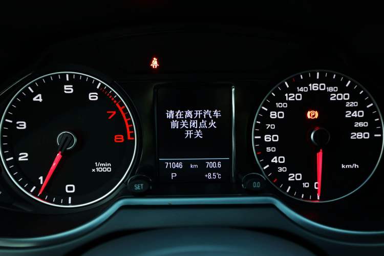 Used Audi Q5 2017 Plus 40 TFSI Technology Model Odometer Close Up