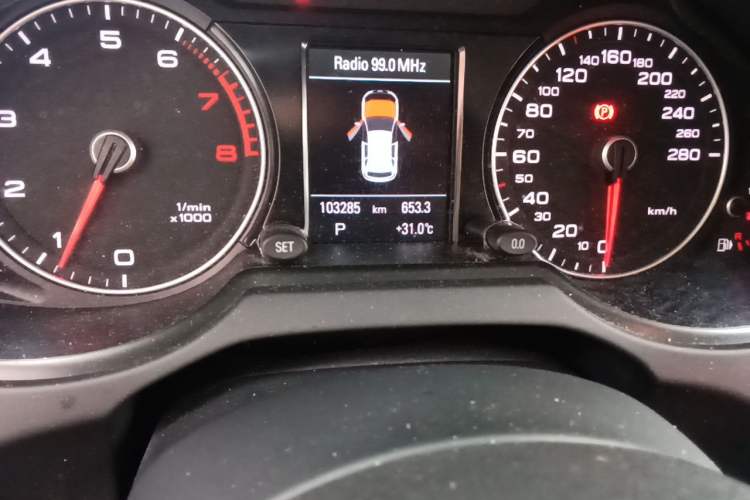 Used Audi Q5 2017 40 TFSI Comfort Model Odometer Close Up